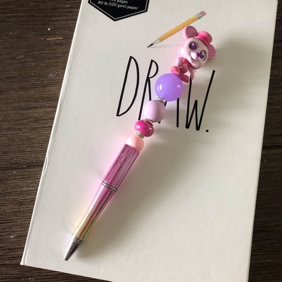 Disney Doorables: Mickey Mouse & Friends: Mickey Mouse handmade beaded pen - Picture 2 of 3